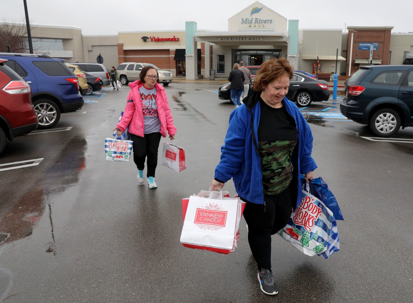 Shoppers search for Black Friday bargains around St. Louis